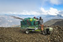 Un tractor Grillo cargado de madera, útiles de trabajo y mochilas, en Perù, en la cordillera de los Ande, a 4000 m. de altura sobre el nivel del mar